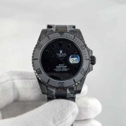 Black carbon fiber bezel with engraved numerals on matte dial